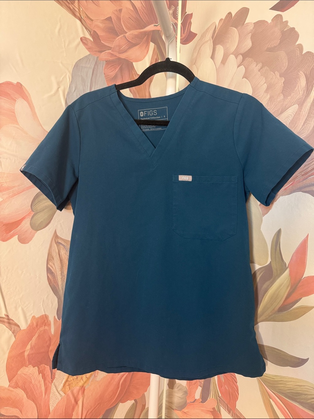 FIGS Women’s V-Neck FIGS Catarina Scrub Top with Chest Pocket - Small